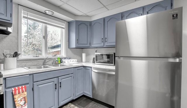 Modern and Quiet 3 bedroom house with parking