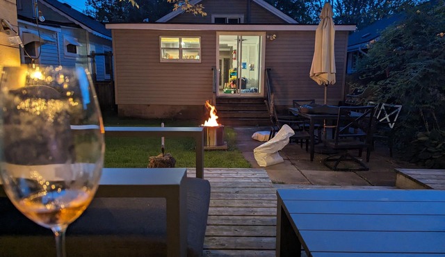 Modern and relaxing cottage, steps from the beach, short drive to Niagara Falls!