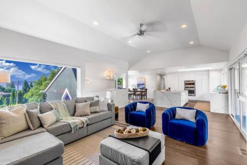 Modern and Relaxing Lake Sammamish View House