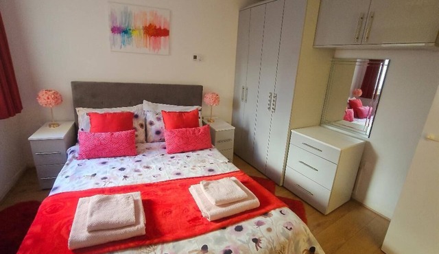 Modern and Romantic Flat, Close to Central London, Sleeps 4 People in 2 Rooms