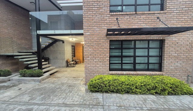 Modern and Secure Artsy Apt · Remodeled · 4 Bed · Peace of Mind