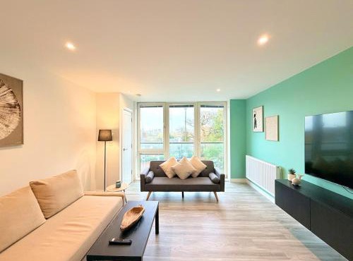 Modern and Spacious 3BR Flat W Balcony - Sleep 12