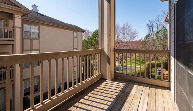 MODERN and SPACIOUS apt in the heart of Raleigh!!