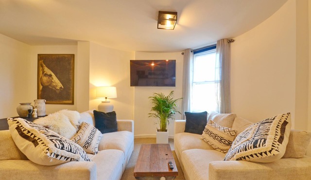 Modern and Spacious Bristol City Centre Apartment on Baldwin Street!