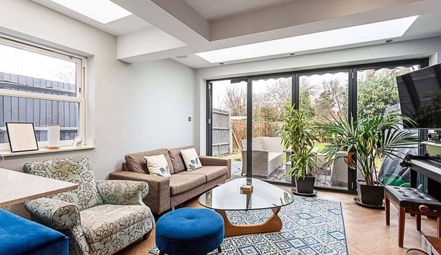 Modern and Spacious Colliers Wood Home