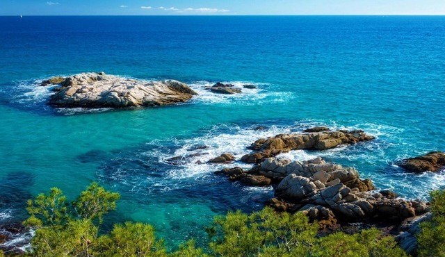 Modern and spacious w/private pool close to BCN