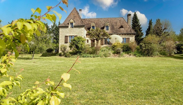 Modern and Spacious Gîte in Cazoulès with Terrace, Parking, Pets Allowed, Near Sarlat