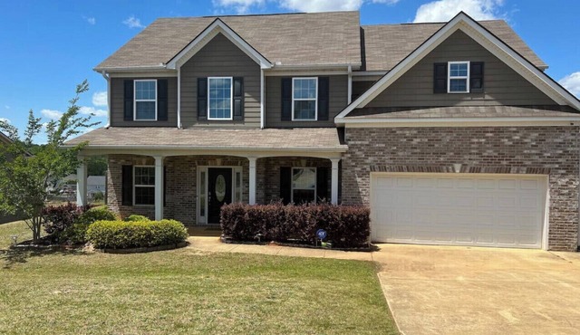 Modern and Spacious home 10 minutes from Fort Moore , a great place for memories