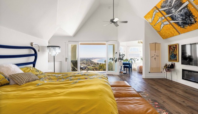 Modern and spacious 4 bedroom house, spectacular ocean views