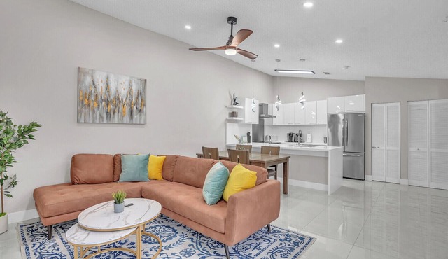 Modern and Spacious 2BR/2BA Villa in the heart of Wellington with Backyard