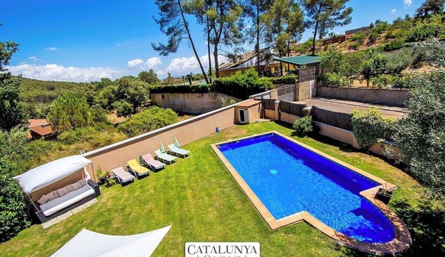 Modern and spacious w/private pool close to BCN