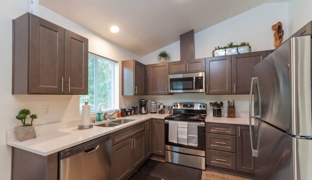 Modern and Stylish, KING bed, Wifi, FREE Parking!