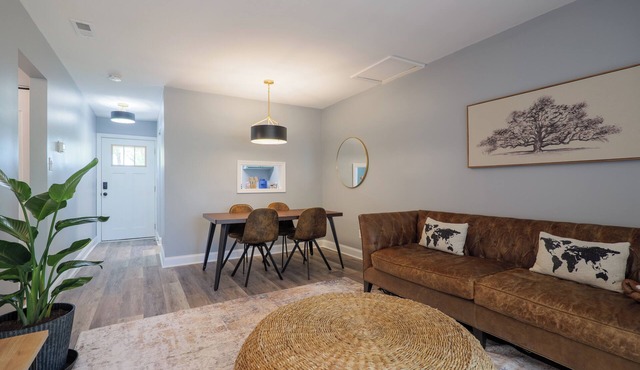 Modern and Stylish 2BR Apt Near Convention Center, VSU and Hospital.