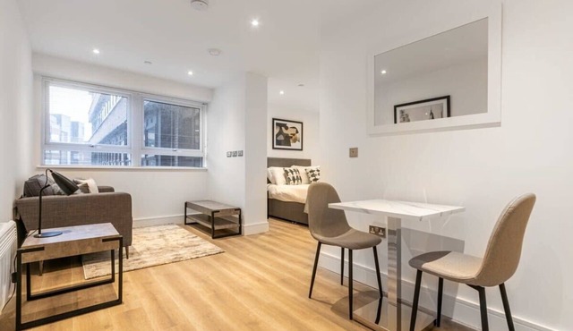 Modern and Stylish Studio in East Grinstead