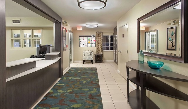 Modern and Stylish Suite in Tempe! 2 Spacious Units, Full Kitchen, Outdoor Pool!