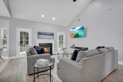 Modern and Updated 3br Home in Quiet Neighborhood
