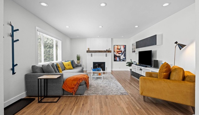 Modern and Updated Home - Grill/Patio/Firepit