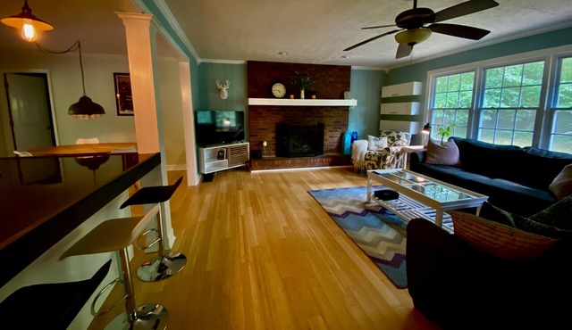 Modern and very private three bedroom. Close to Studios, Atlanta & airport.