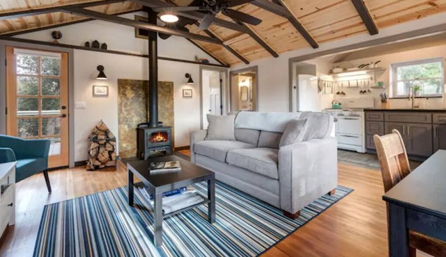 Modern and Vintage. Luxury Cabin in Julian.