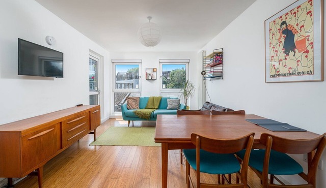 Modern Angel Flat with Balcony