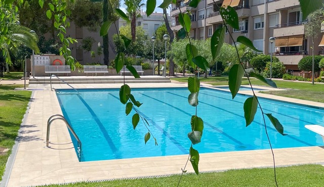 Modern Apartment w/Pool and Parking by Hostem