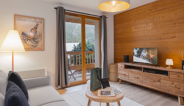 Modern apartment in Monêtier, near the village