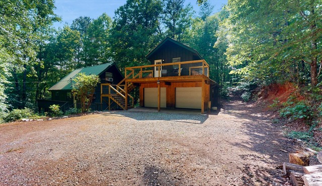 Modern aparthotel with stunning mountain views & close to the town of Blue Ridge