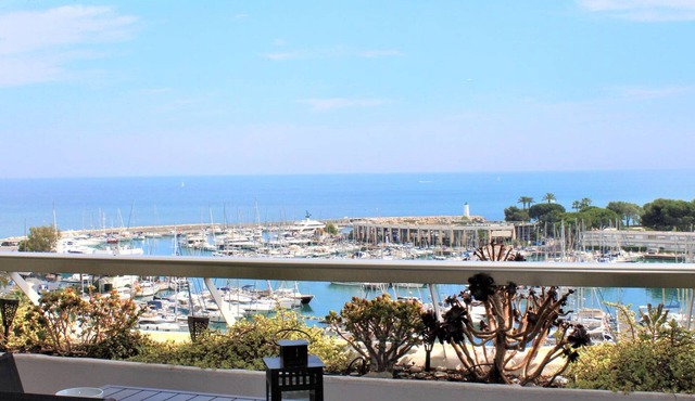 Modern Apartment for 4 with AC and Parking, Villeneuve-Loubet Beach