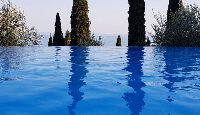 Modern apartment with Seepanoramablick in a quiet area with large infinity pool