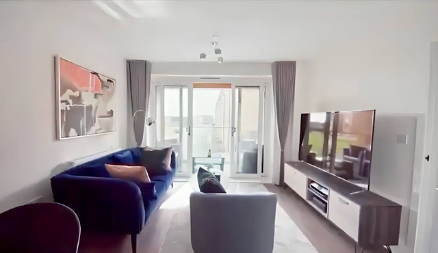 Modern Apartment, close to station. 30 mins from Central London