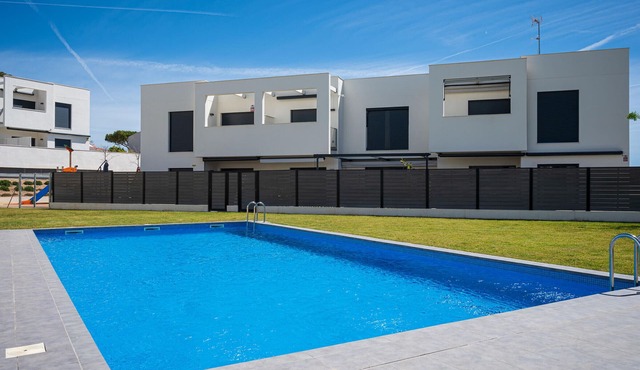 Modern Apartment 190m from the Beach
