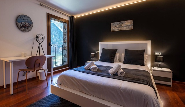 Modern Apartment Arinsal 2 Bedrooms, 4 Pers, Parking Included