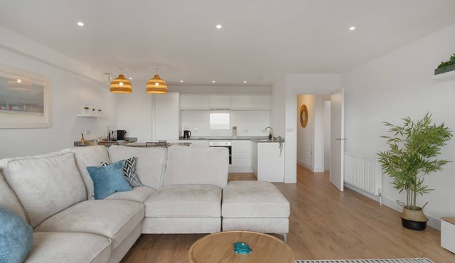 Modern Apartment, Balcony w/Sea Views & Parking