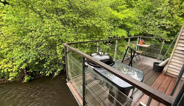 Modern apartment, balcony over Grejs Å, 5 min to Vejle center, free parking