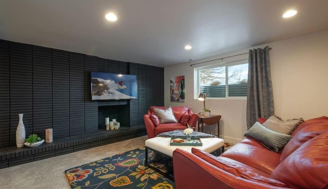 Modern Apartment close to freeway!