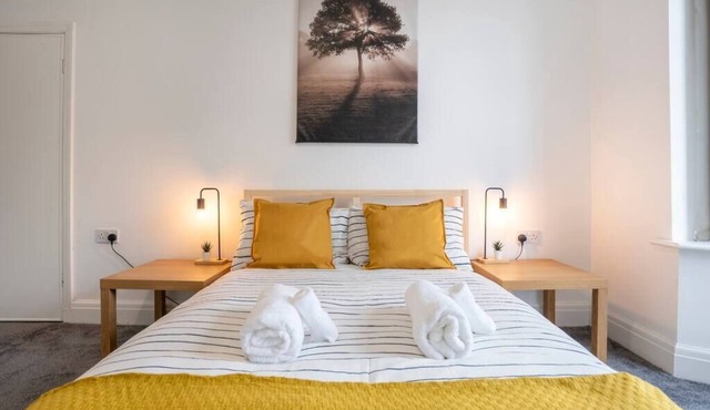 Modern Apartment -Free Parking - by Holiday Homes