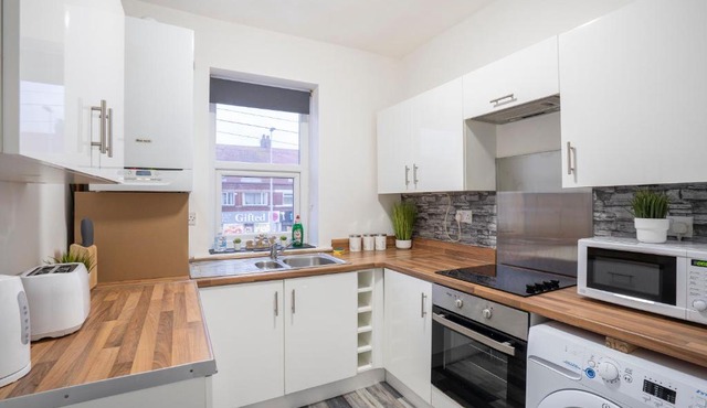 Modern Apartment -Free Parking - by Holiday Homes