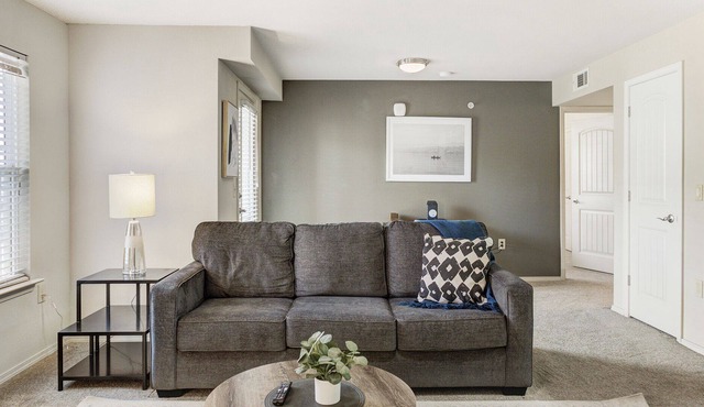 Modern Apartment in Prime Location (ID2726X85)