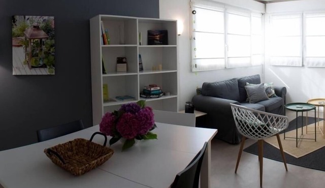 Modern Apartment in Central Orléans – 2 Bedrooms, Parking, Near Attractions