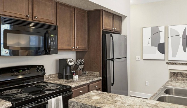 Modern Apartment in Prime Location (ID7744X74)