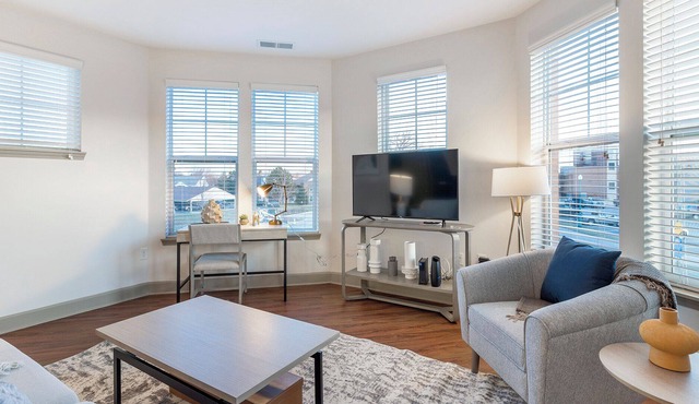 Modern Apartment in Prime Location (ID8482X77)