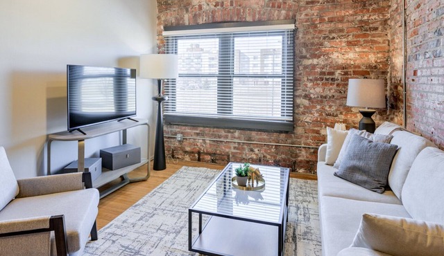 Modern Apartment in Prime Location (ID8369X10)