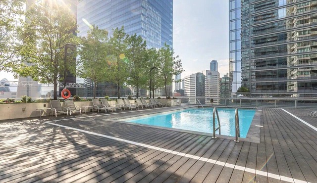 Modern Apartment in the heart of Downtown Toronto (1Bed+Office/1Bath)