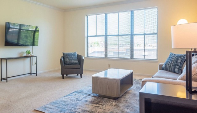 Modern Apartment in Prime Location (ID8230)
