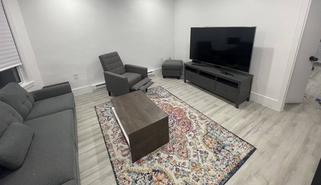 Modern apartment in Worcester w/ all amenities. 5 minutes away from White City.