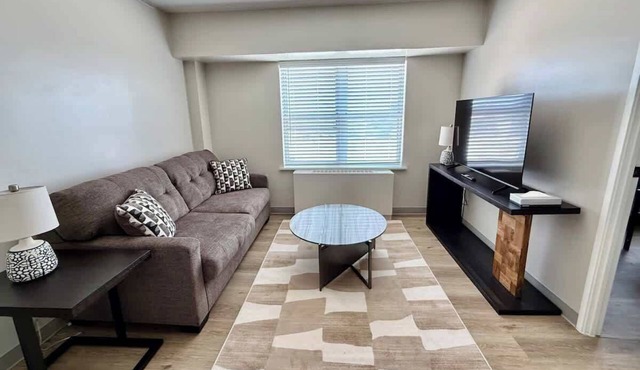 Modern Apartment Near Fitness & Pickleball