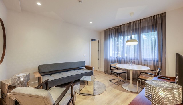 Modern apartment near the Royal Palace 04
