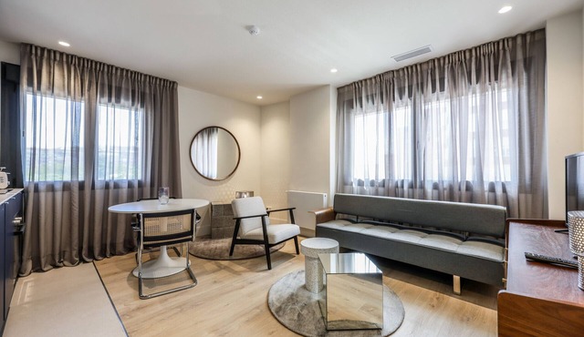 Modern apartment near the Royal Palace 08