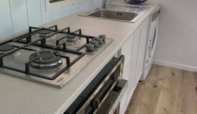 Modern apartment nestled next to native bush close to hospital and town