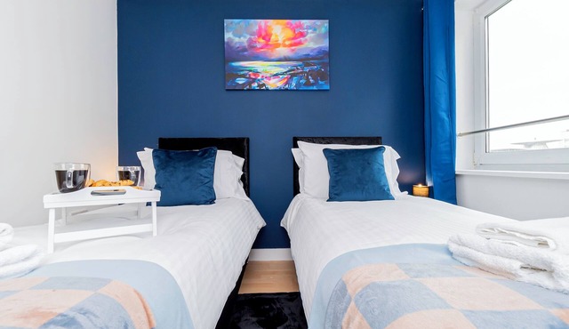 Modern apartment offering on-site parking, level access, and a prime location within walking distance to the railway station, shops, and restaurants.